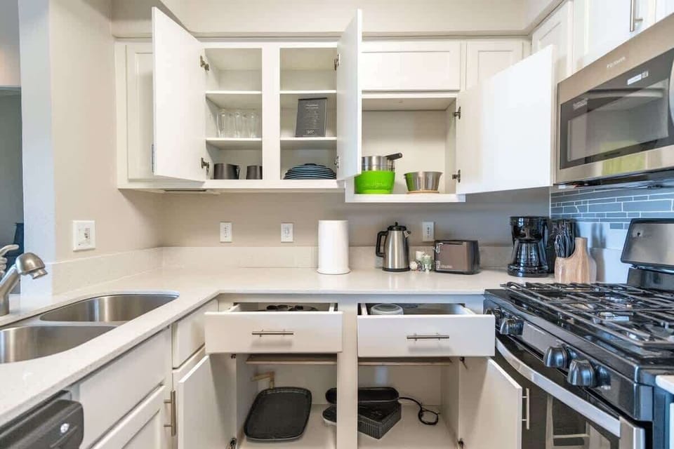 Full-size fridge, microwave, stovetop, dishwasher
