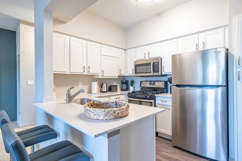 Full-size fridge, microwave, stovetop, dishwasher