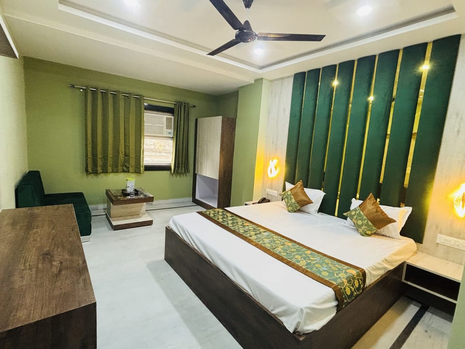 Deluxe Double Room | Laptop workspace, WiFi (free), individually furnished
