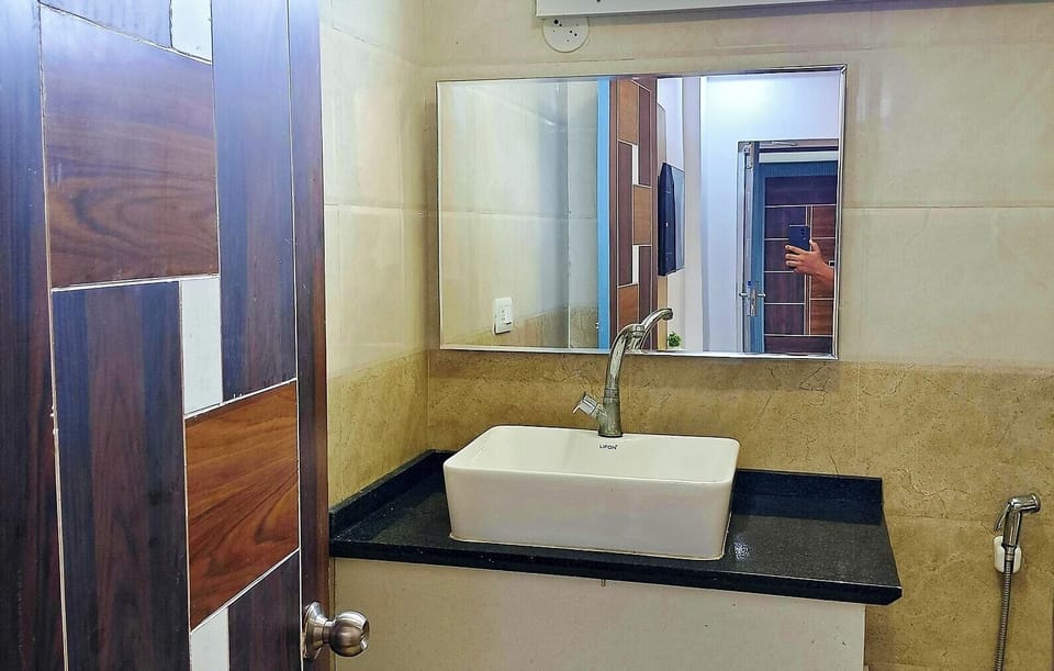 Shower, rainfall showerhead, free toiletries, bidet
