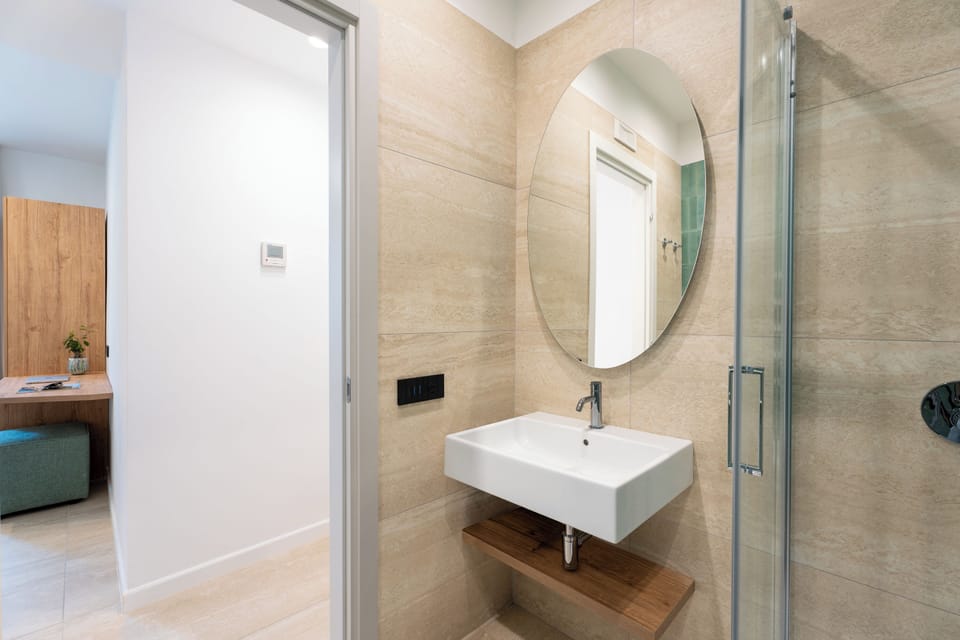 Classic Double or Twin Room, Garden View | Bathroom | Shower, hair dryer, bidet, towels