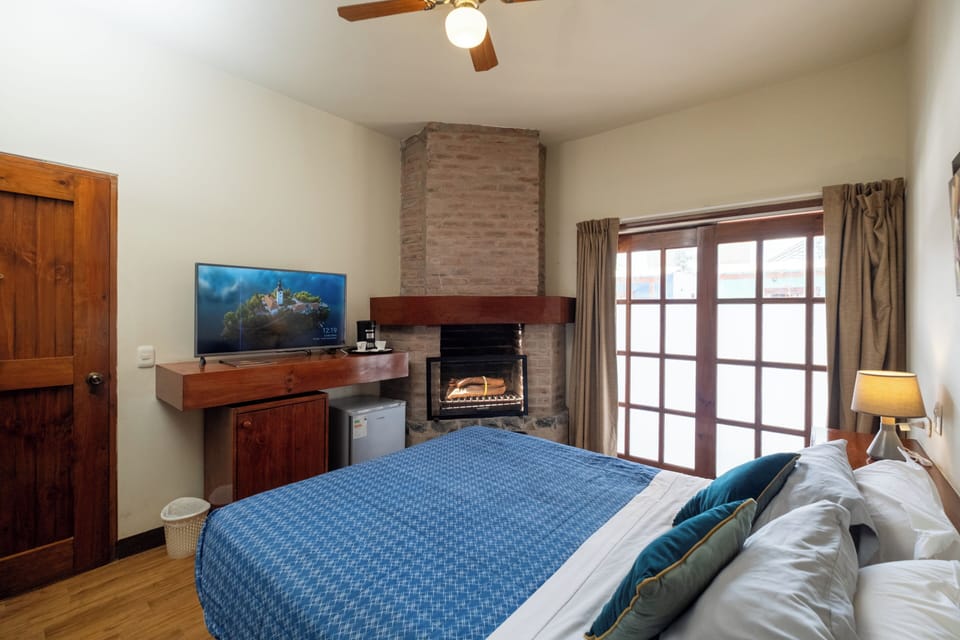 Deluxe Room | In-room safe, WiFi (free), bed sheets