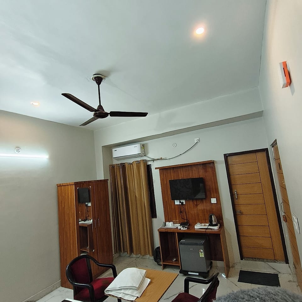 Room, Balcony, Garden View | Desk, laptop workspace, soundproofing, iron/ironing board (on request)
