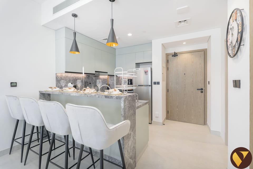 Luxury Apartment, Balcony, City View | In-room dining