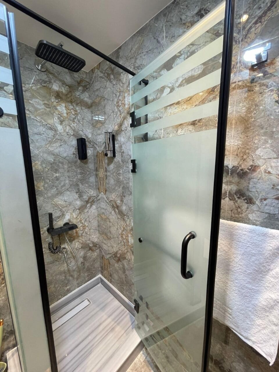 Combined shower/tub, rainfall showerhead, free toiletries, hair dryer