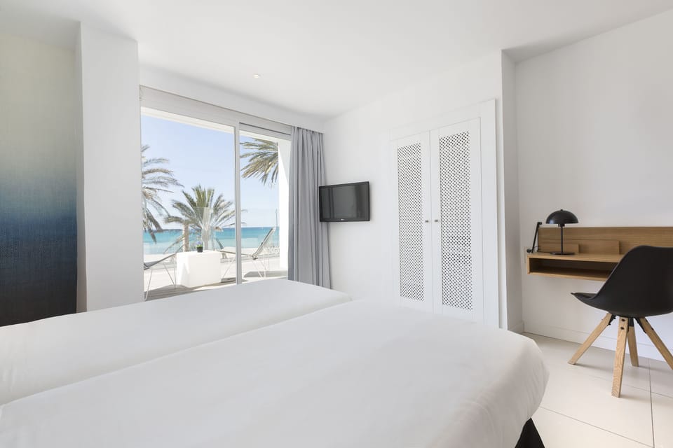 Double Room, Balcony, Sea View | In-room safe, desk, blackout drapes, iron/ironing board