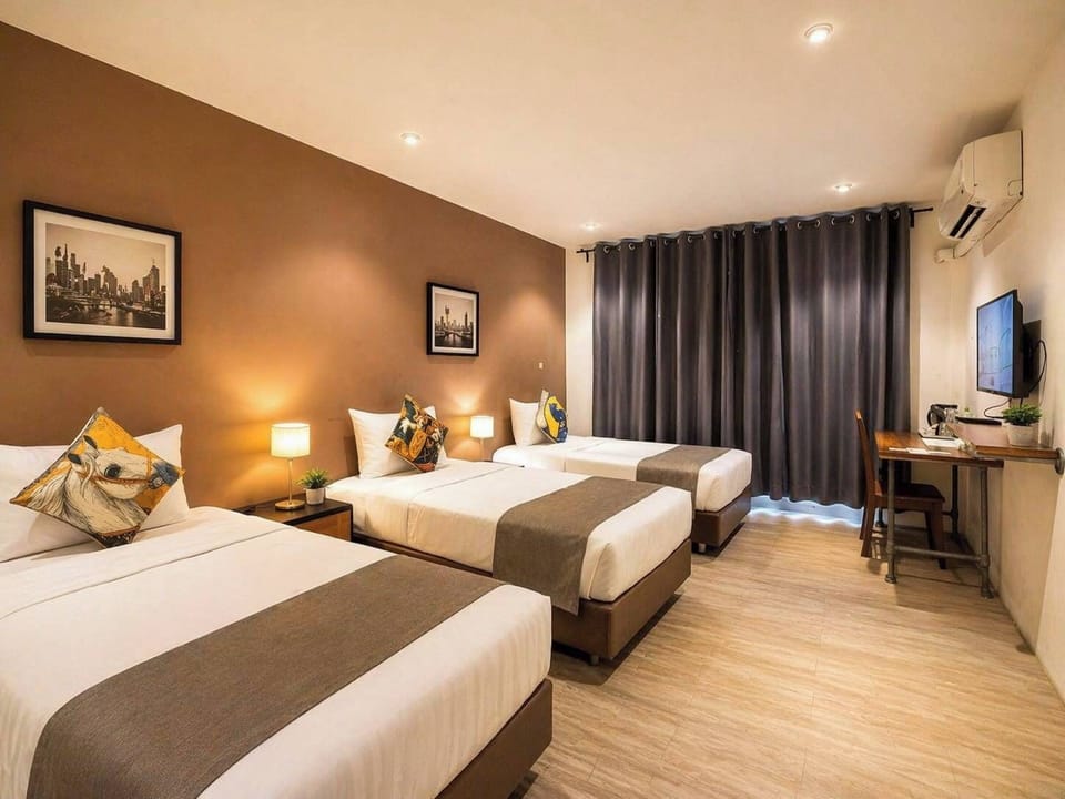 Triple Room | In-room safe, desk, laptop workspace, blackout drapes