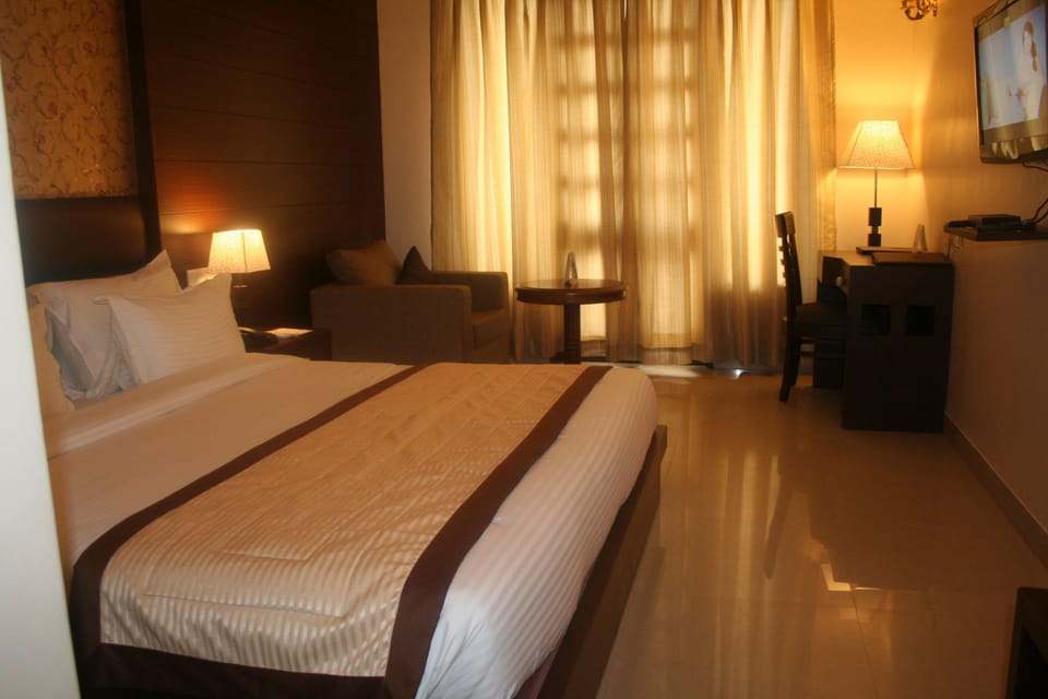 Deluxe Double or Twin Room, Balcony, City View | Desk, laptop workspace, soundproofing, WiFi (free)