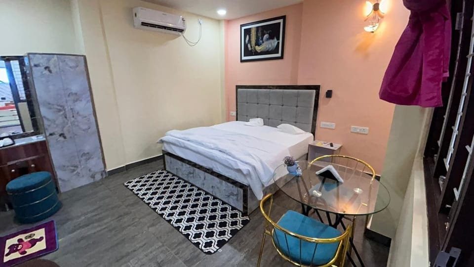 Luxury Room, Air conditioning | Desk, laptop workspace, rollaway beds, free WiFi
