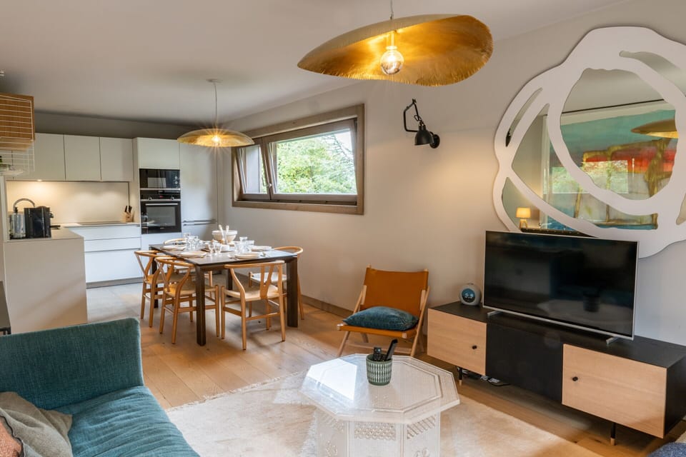 Apartment | Living area | Fireplace