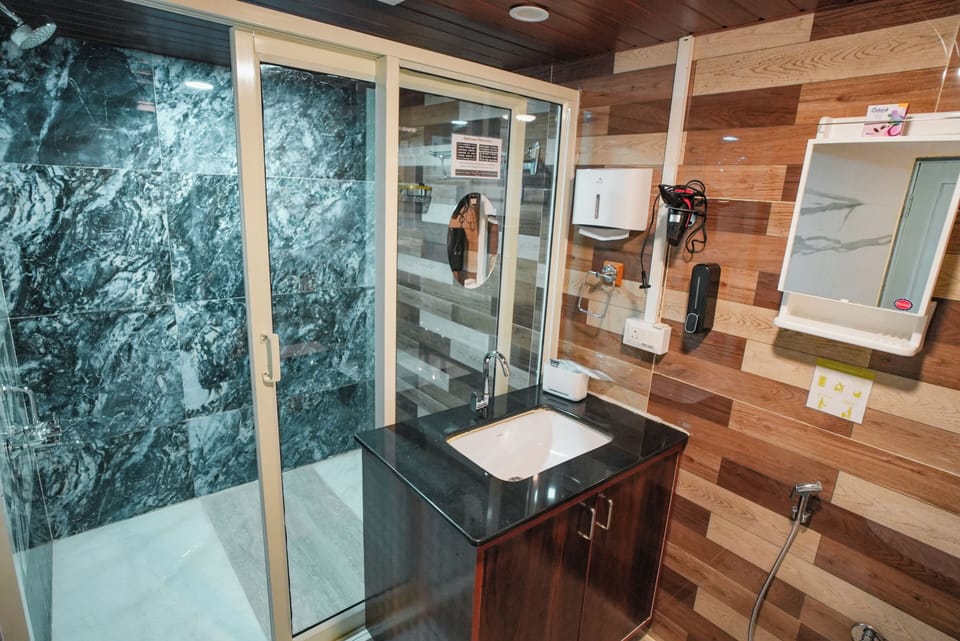 Triple Room | Desk, laptop workspace, soundproofing, free WiFi