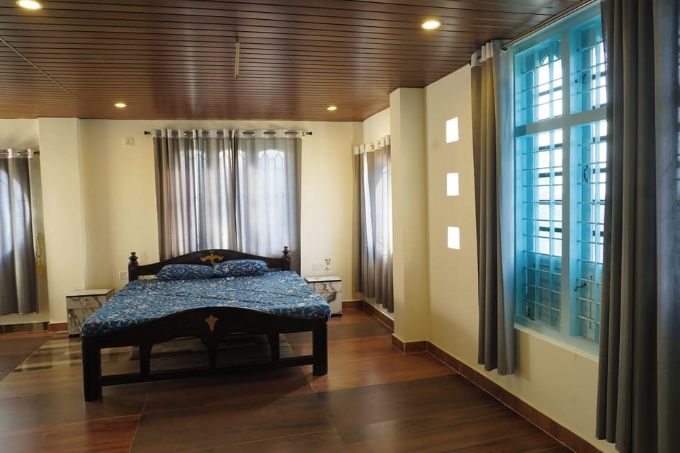 Triple Room | Desk, laptop workspace, soundproofing, free WiFi
