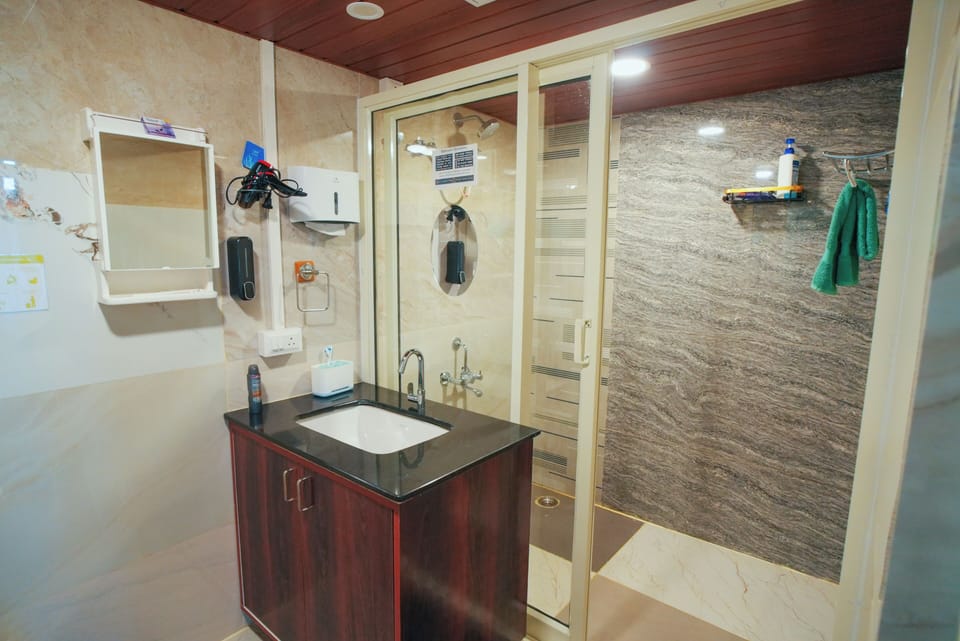 Triple Room | Desk, laptop workspace, soundproofing, free WiFi