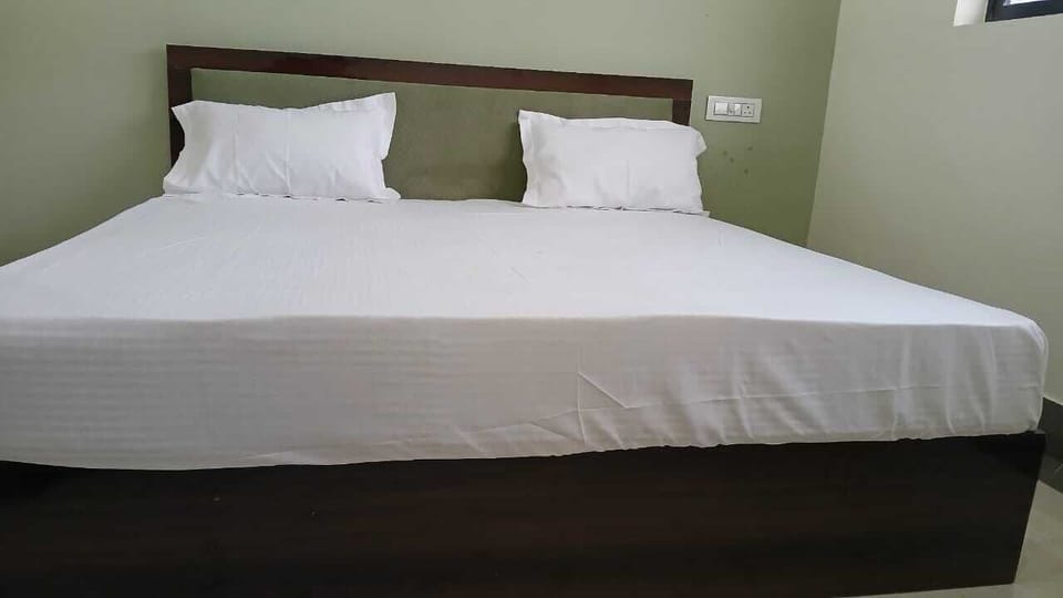 Deluxe Room | Rollaway beds, free WiFi, bed sheets