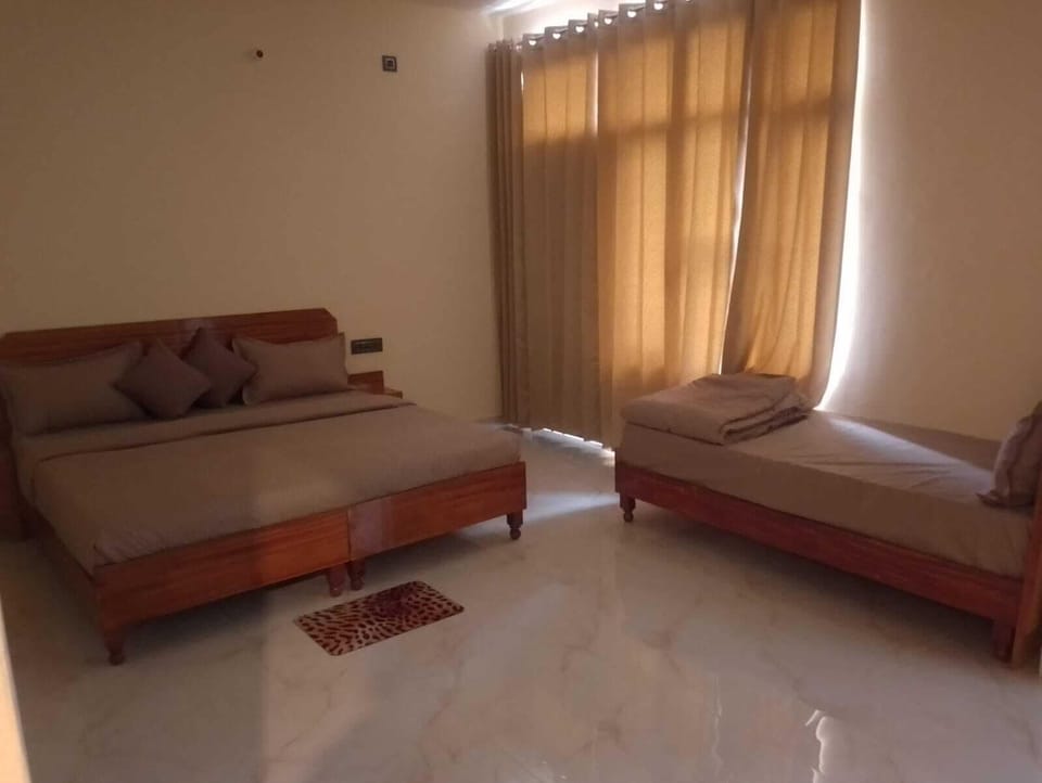 Triple Room | Desk, laptop workspace, rollaway beds, free WiFi