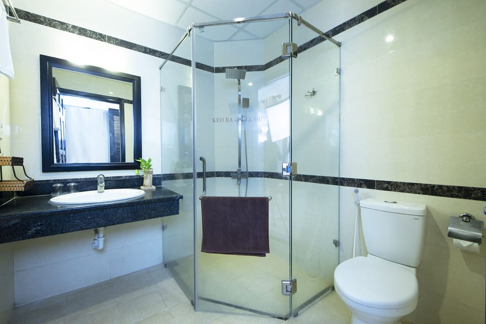 Deluxe Double Room | Bathroom | Shower, free toiletries, slippers, towels