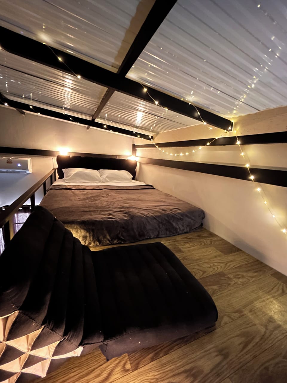 Deluxe Studio, Canal View | Laptop workspace, bed sheets