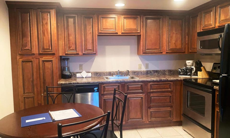 Full-size fridge, microwave, oven, stovetop