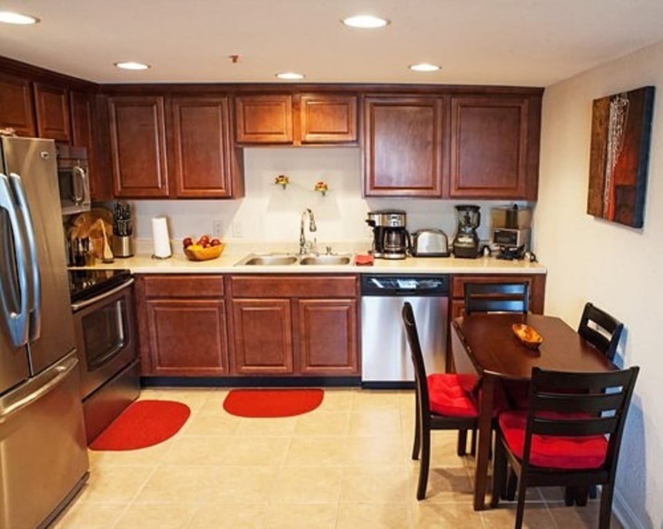 Full-size fridge, microwave, oven, stovetop
