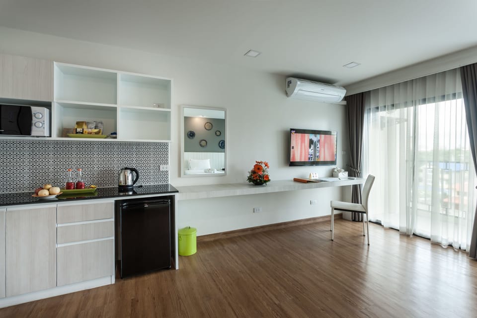 Superior Twin Room | Minibar, in-room safe, desk, blackout drapes