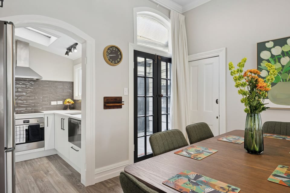 Full-size fridge, microwave, oven, stovetop