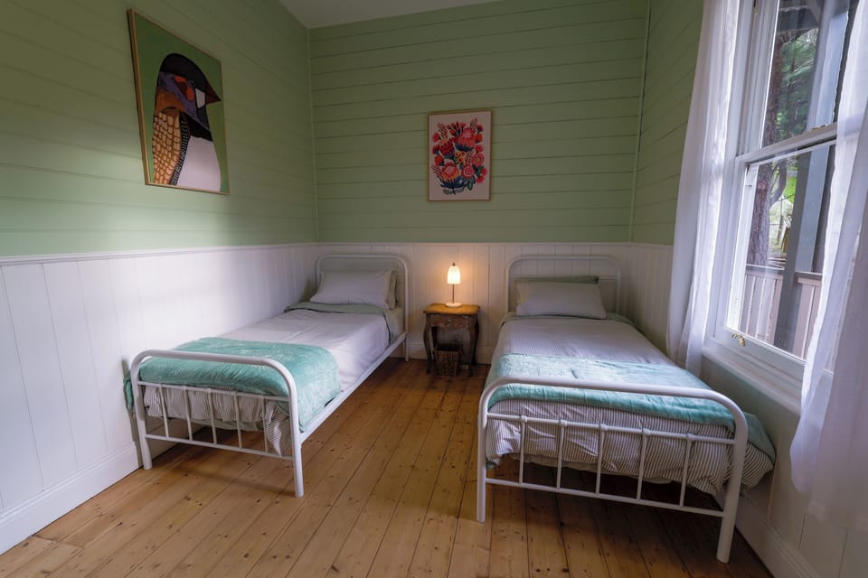 Deluxe Cottage | Blackout drapes, iron/ironing board, free WiFi, bed sheets