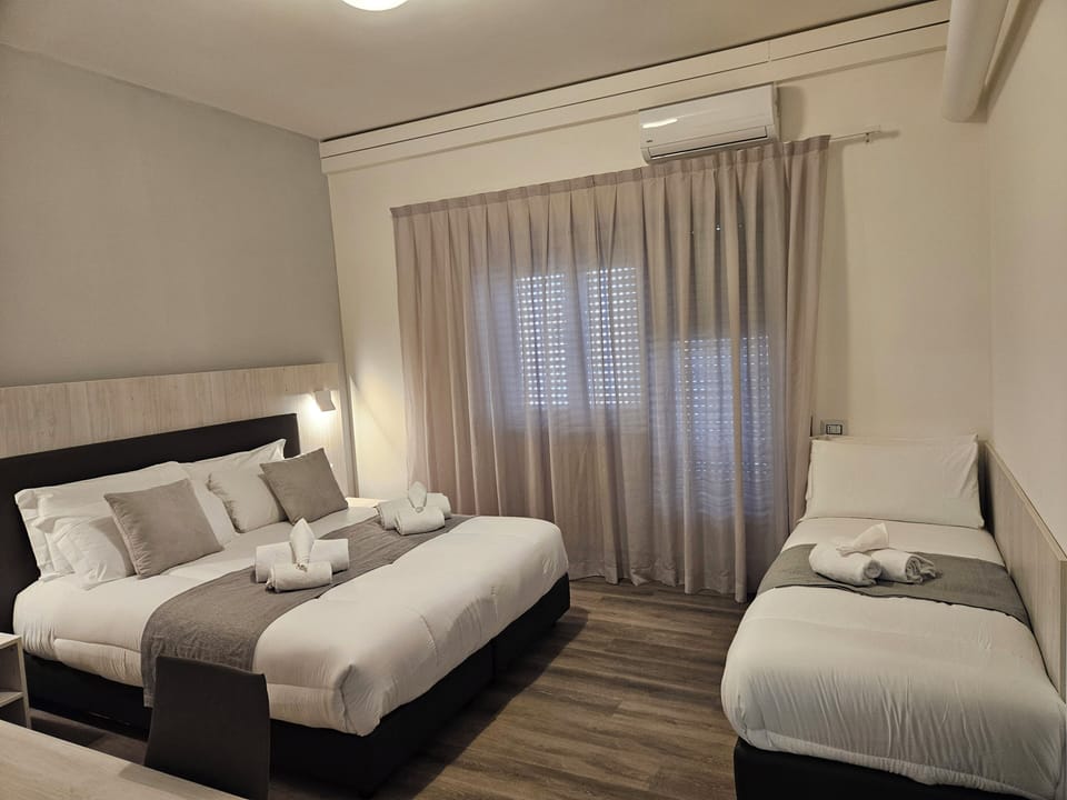 Classic Triple Room | In-room safe, blackout drapes, WiFi (free), bed sheets