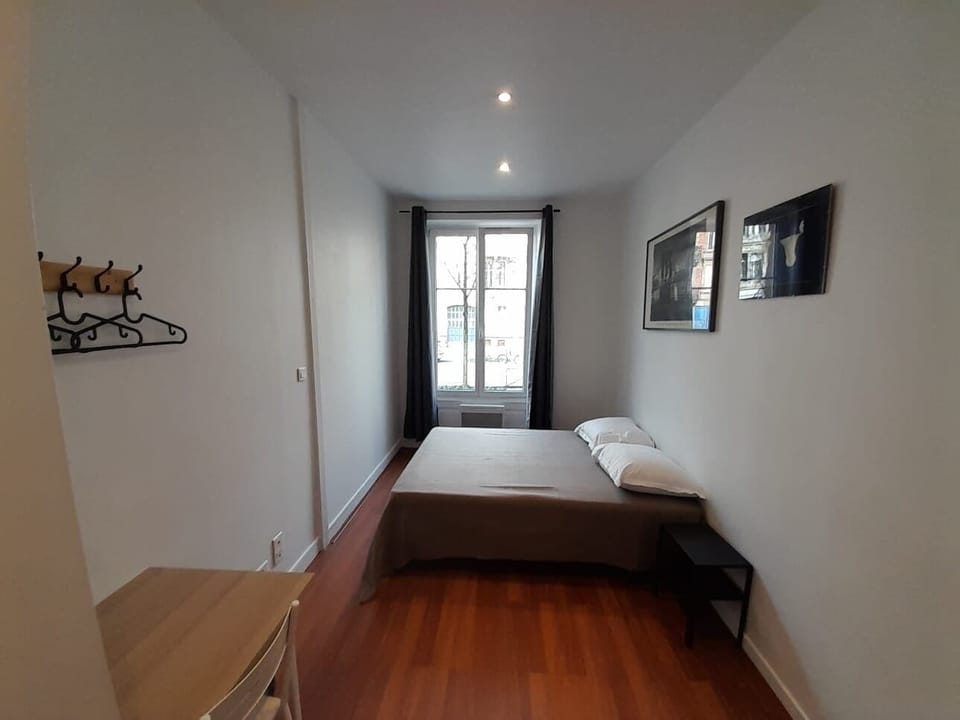 Double Room, Shared Bathroom (avec lavabo) | Free WiFi, bed sheets