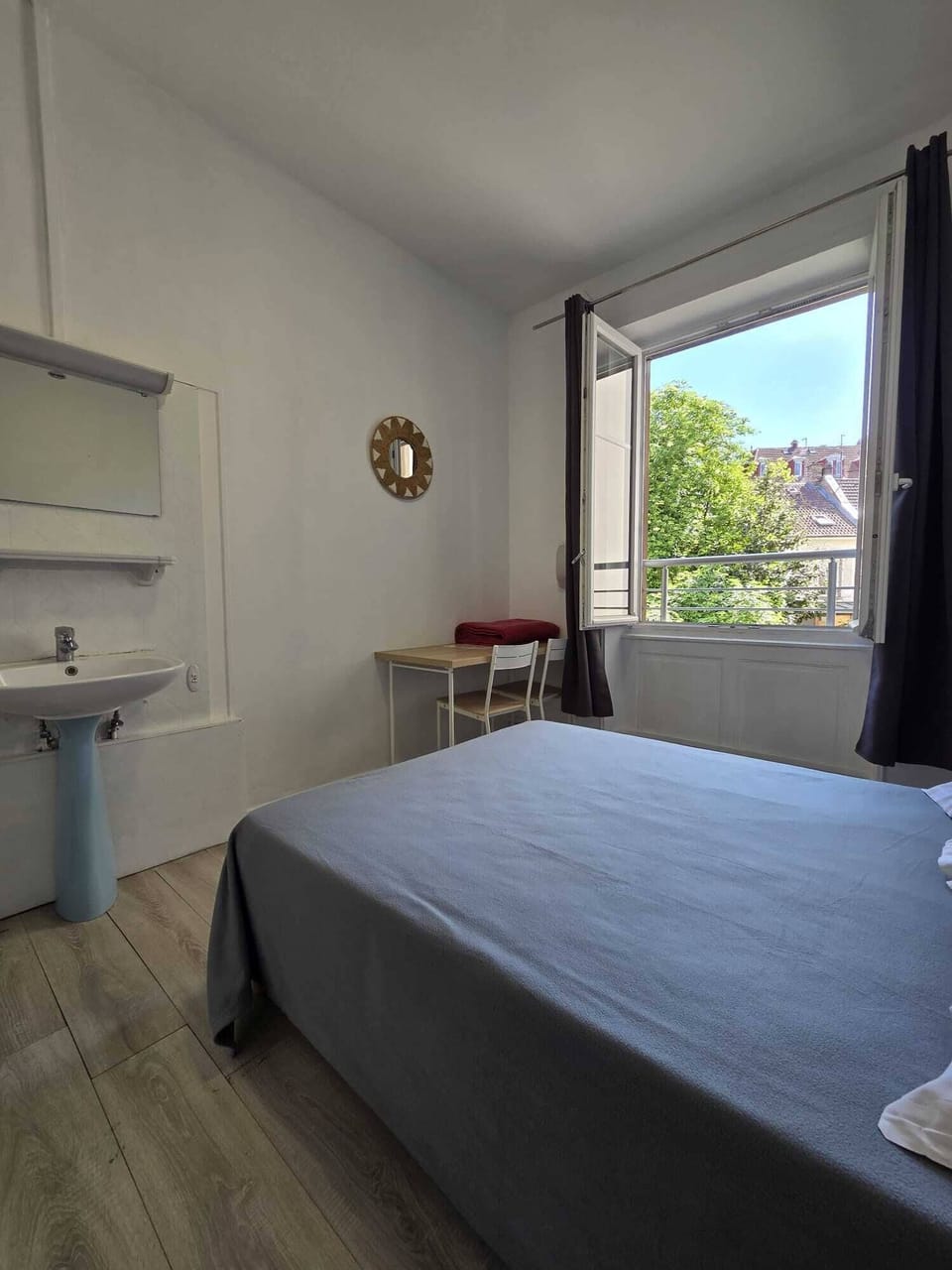 Double Room, Shared Bathroom (avec lavabo) | Free WiFi, bed sheets