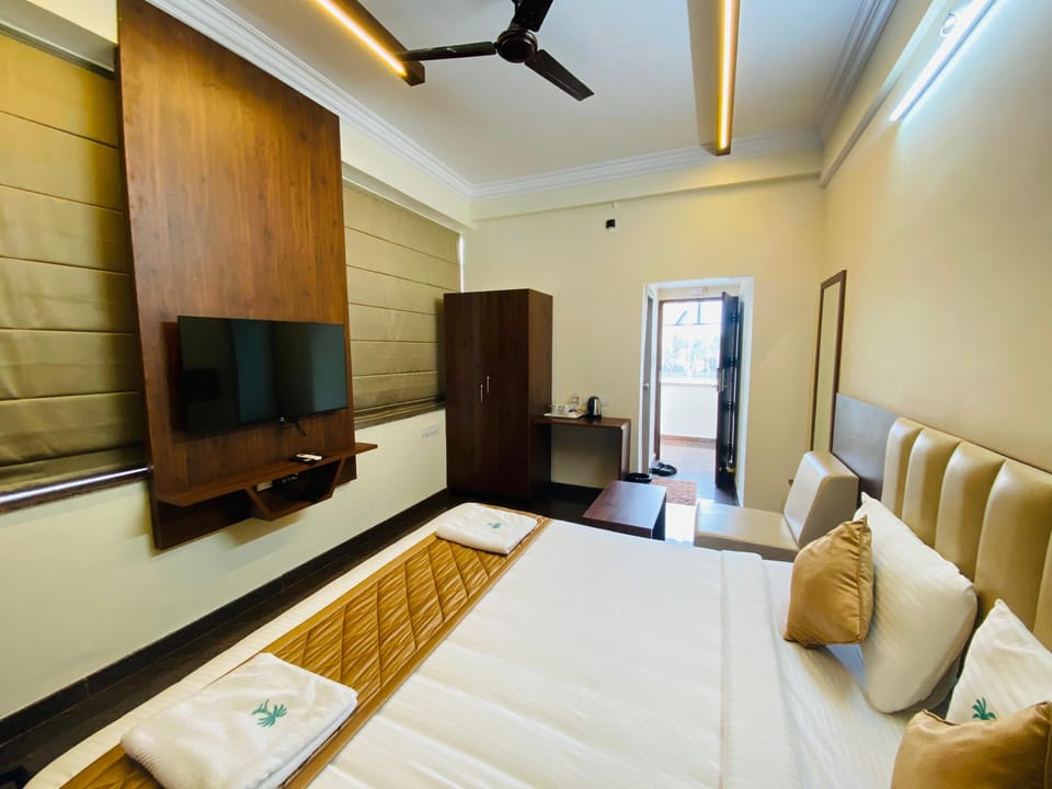 Standard Double Room, City View | Desk, laptop workspace, soundproofing, free WiFi