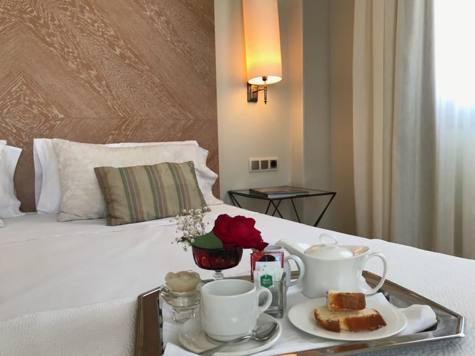 Junior Suite | 19 bedrooms, in-room safe, desk, blackout drapes