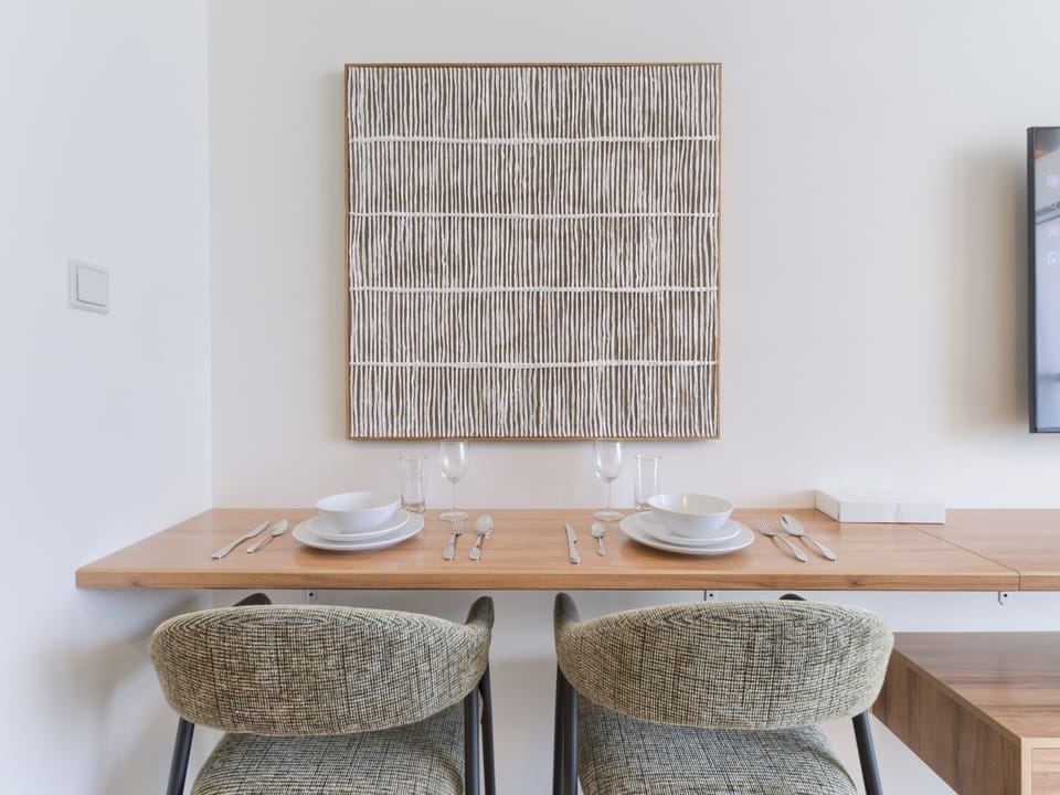 Deluxe Studio, Balcony, City View | In-room dining