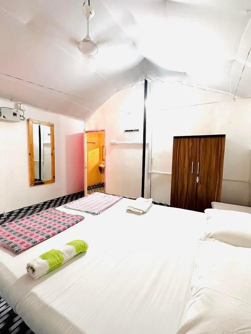 Family Double Room | Rollaway beds, bed sheets