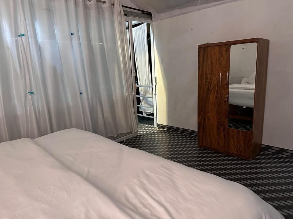Family Double Room | Rollaway beds, bed sheets