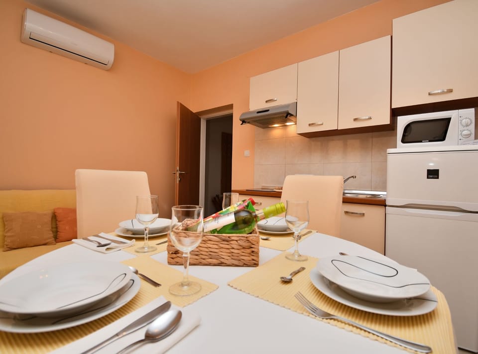Apartment (Two Bedroom Apartment with Terrace) | Dining room