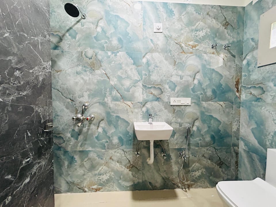 Deluxe Twin Room, 2 Twin Beds, Balcony, City View | Bathroom | Shower, free toiletries, towels, soap