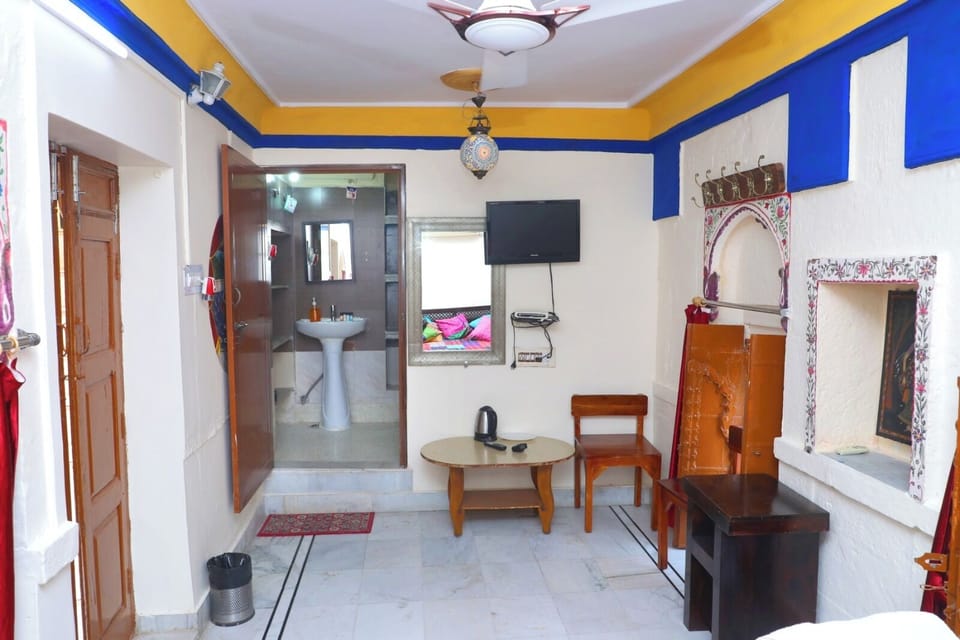 Standard Room | Living area | TV