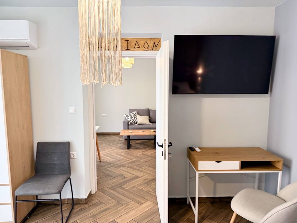 Apartment, 2 Bedrooms, Smoking, City View | Living area