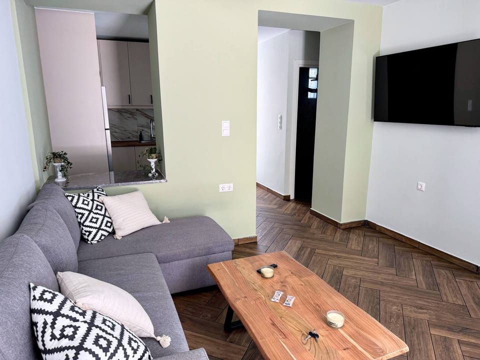 Apartment, 2 Bedrooms, Smoking, City View | Living room