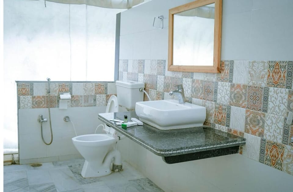 Superior Room, Desert View | Bathroom | Free toiletries, towels, soap, shampoo
