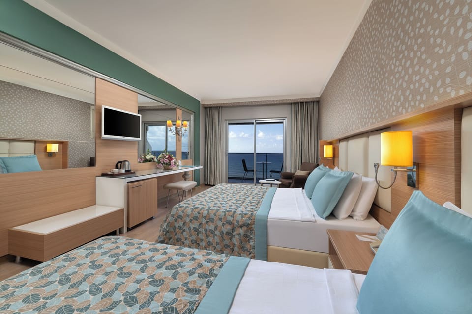 Standard Room | Free minibar, in-room safe, desk, blackout drapes