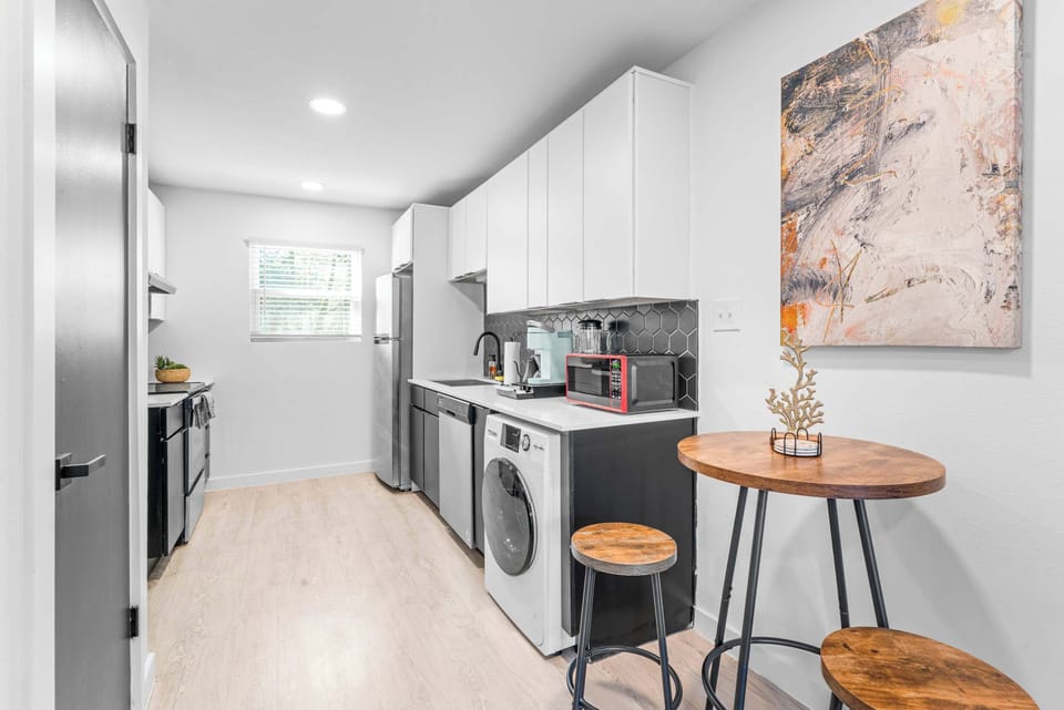House | 1 bedroom, desk