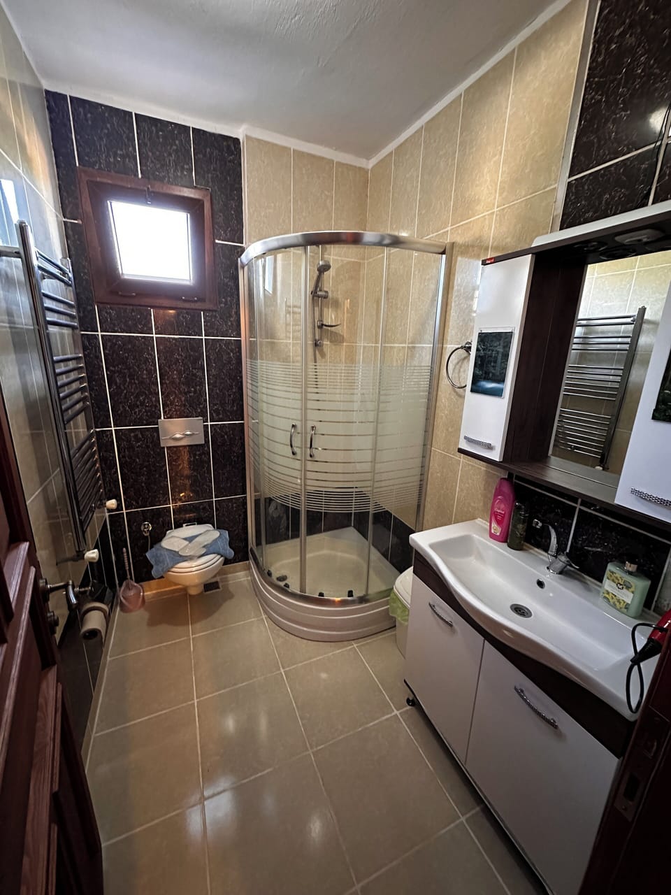 Comfort Room | Bathroom | Shower, free toiletries, hair dryer, towels