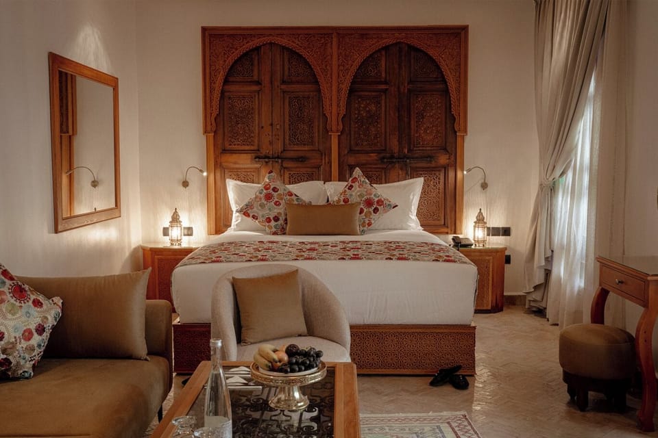Deluxe Suite | Minibar, in-room safe, desk, laptop workspace