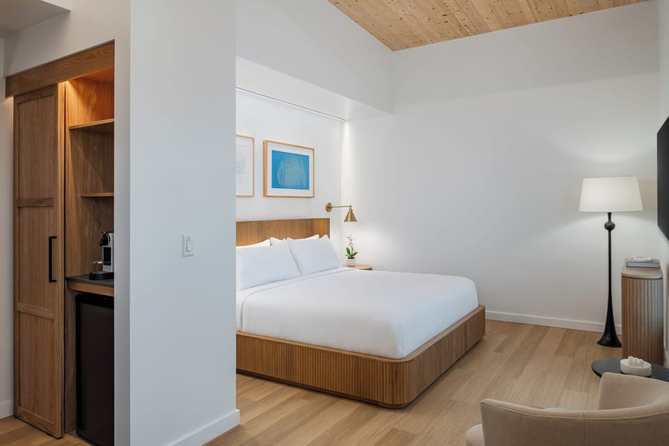 Signature Room, 1 King Bed | Premium bedding, pillowtop beds, blackout drapes, WiFi (free)