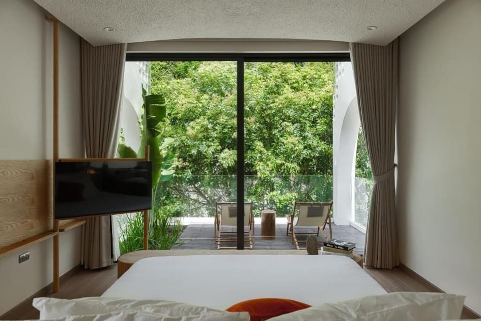 King Suite with Balcony  | Desk, WiFi (free)