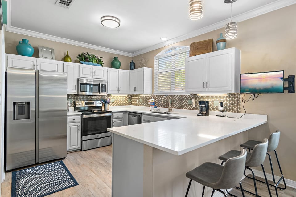 House, Multiple Beds (Emerald View) | Private kitchen