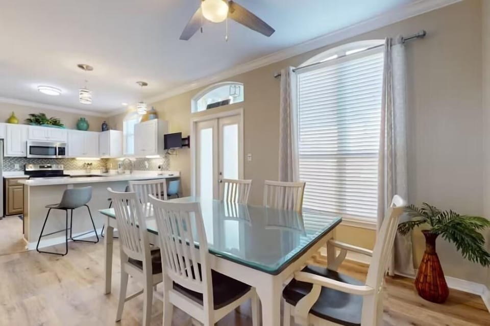 House, Multiple Beds (Emerald View) | Dining
