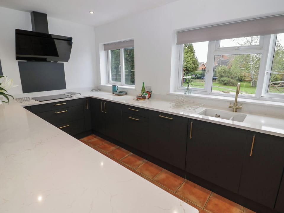 Fridge, microwave, dishwasher, cookware/dishes/utensils