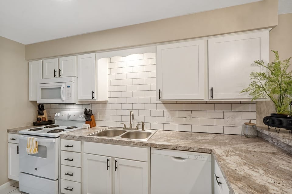 Condo, Multiple Beds, Patio, Garden View (Coffman Escape) | Private kitchen | Fridge, microwave, oven, stovetop